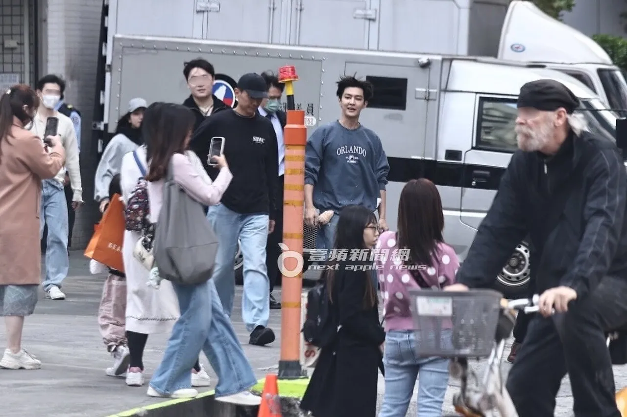 炎亞綸離開會場，剛好迎來冷風，頭髮被吹得凌亂。特勤中心攝
