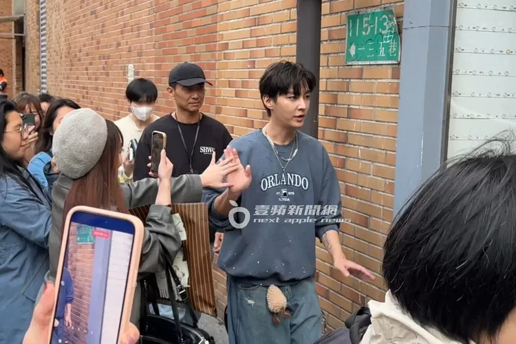 炎亞綸一路跟粉絲擊掌道別。特勤中心攝