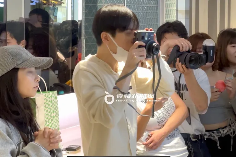 炎亞綸男友拿起拍立得相機，拍個不停。特勤中心攝