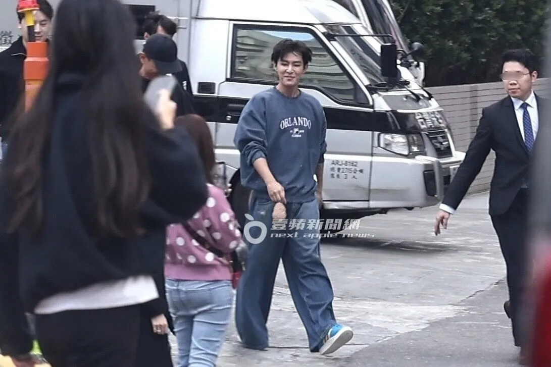 頭髮散亂的炎亞綸仍對粉絲露出迷人微笑。特勤中心攝