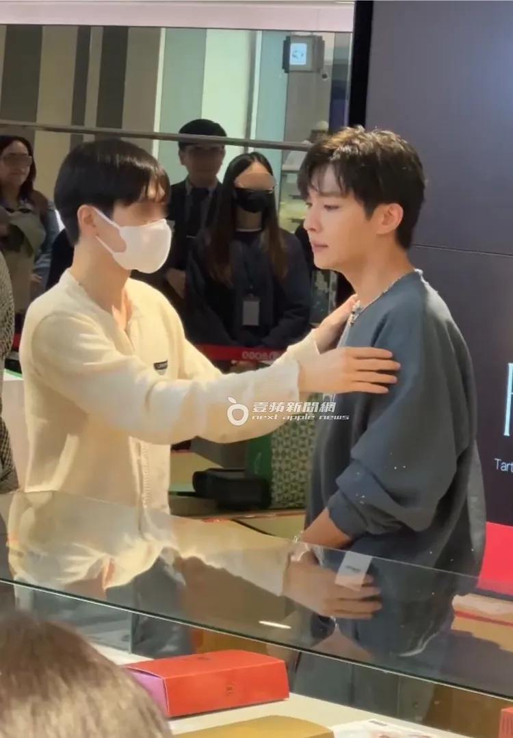 炎亞綸（右）不避諱在活動現場與男友有肢體接觸。特勤中心攝