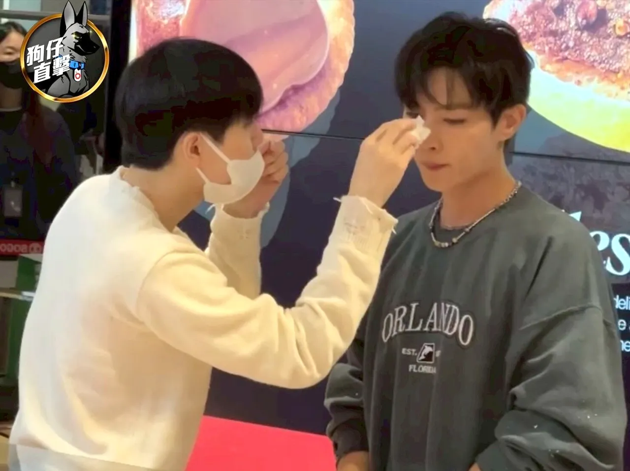 炎亞綸男友（左）大方在公開場合幫炎亞綸補妝曬恩愛。特勤中心攝