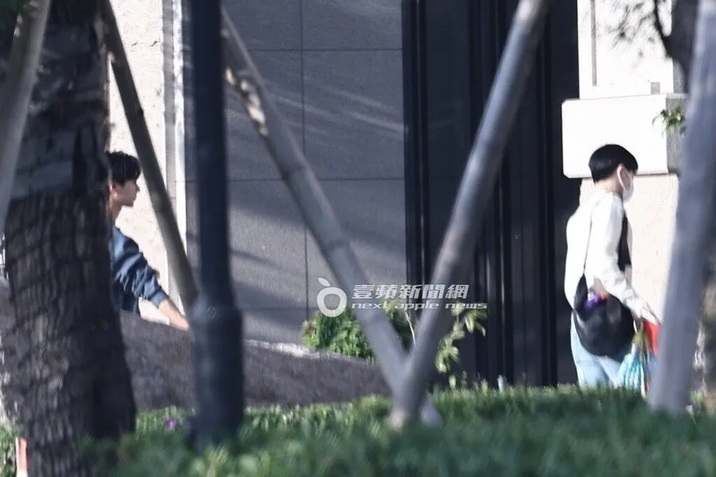 男友熟門熟路走前頭，炎亞綸跟在後頭。特勤中心攝