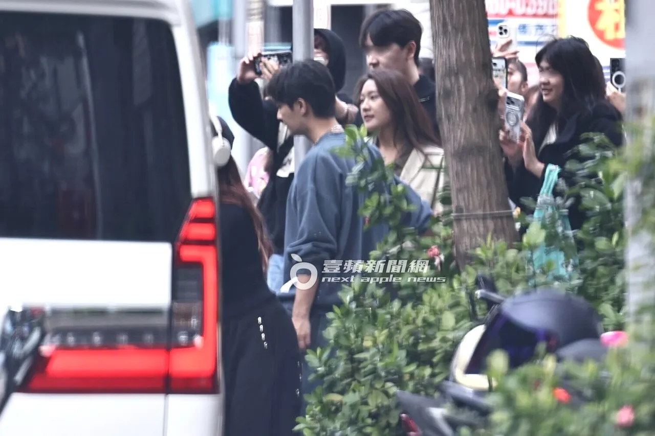 炎亞綸被粉絲簇擁上保母車離開。特勤中心攝