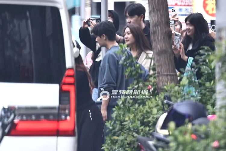 炎亞綸被粉絲簇擁上保母車離開。特勤中心攝