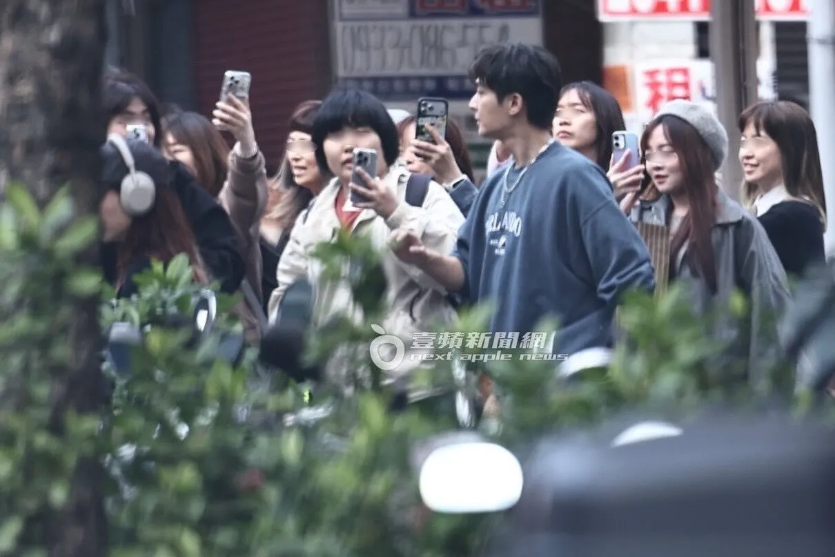 粉絲除了用雙眼直盯炎亞綸帥氣身影，也高舉手機錄好錄滿。特勤中心攝