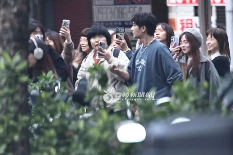 粉絲除了用雙眼直盯炎亞綸帥氣身影，也高舉手機錄好錄滿。特勤中心攝