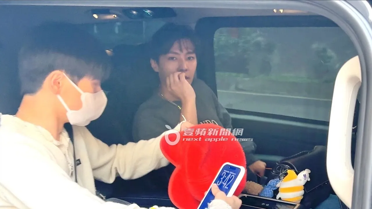 炎亞綸（右）與男友一起坐上保母車。特勤中心攝