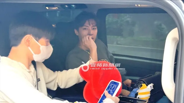 炎亞綸（右）與男友一起坐上保母車。特勤中心攝