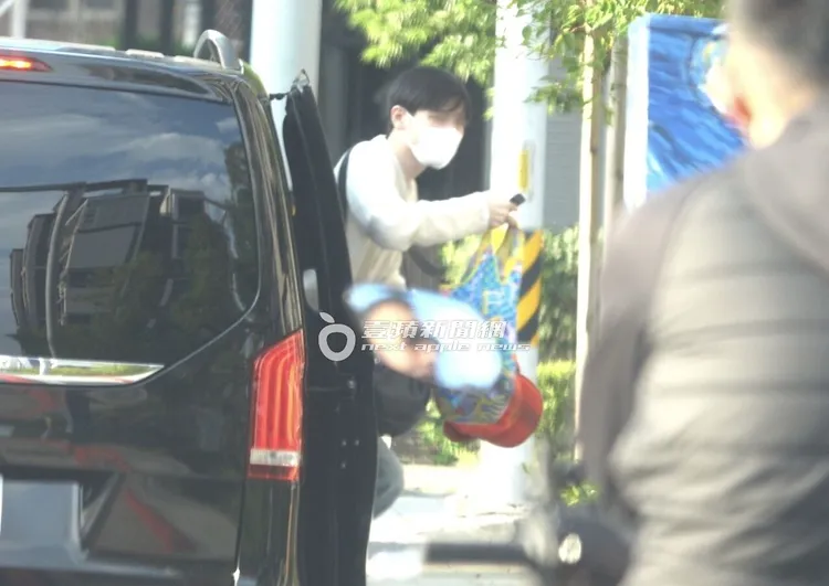 保母車載炎亞綸及男友回到炎亞綸位於三重的河畔景觀宅。特勤中心攝