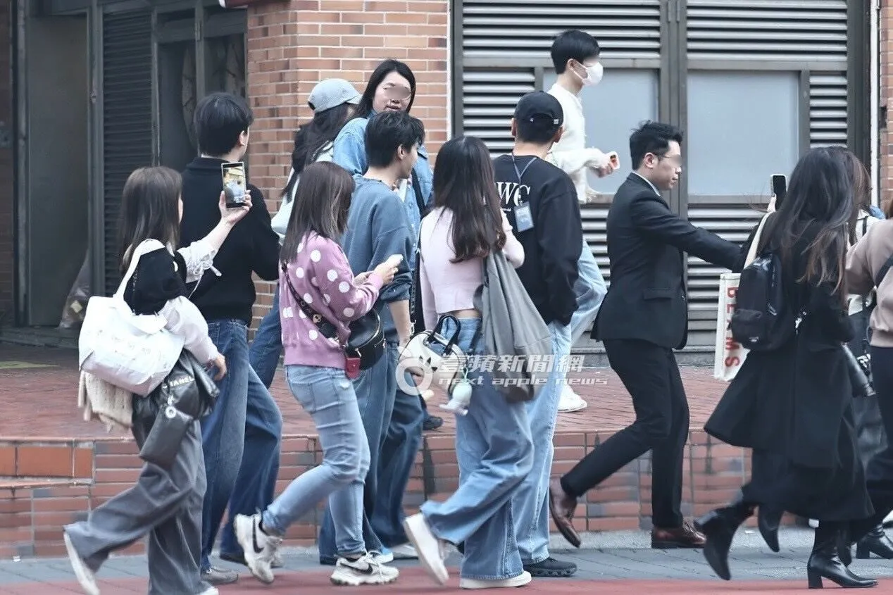 粉絲當起保鑣緊黏炎亞綸。特勤中心攝