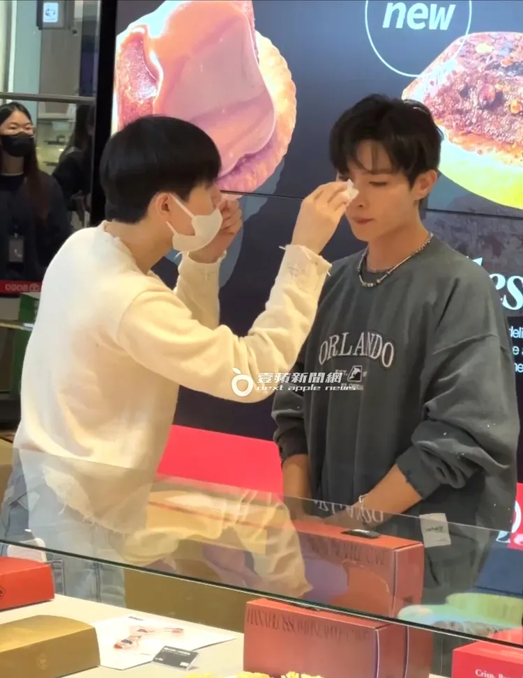 炎亞綸（右）乖巧地讓男友幫忙擦拭鼻子上的髒污。特勤中心攝