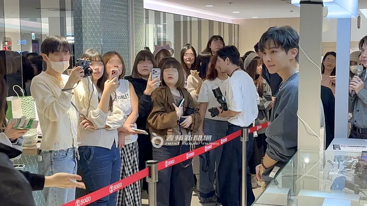 炎亞綸與大批粉絲相見歡，男友拿起拍立得相機幫忙記錄。特勤中心攝