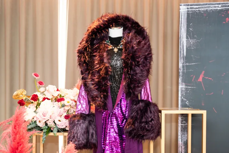 曹西平靈堂展示他生前穿過的秀服。冬瓜行旅提供