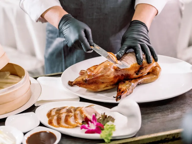台北遠東香格里將聞名遐邇的「香宮脆皮烤鴨」端上婚宴餐桌，皮酥肉嫩的招牌滋味令人驚豔。為婚禮增添米其林星級的味蕾享受，展現主家的大氣。台北遠東香格里拉提供