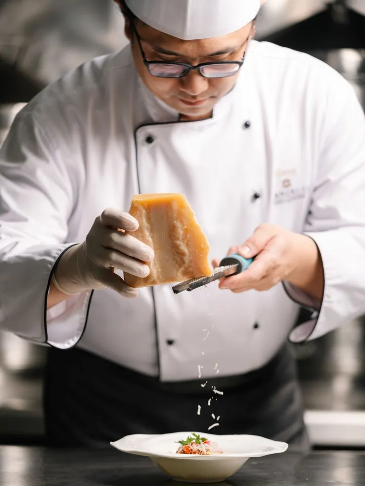 由國際廚藝團隊領軍，打造星級婚宴美饌。嚴選頂級食材，為賓客獻上極致的味蕾饗宴。台北遠東香格里拉提供