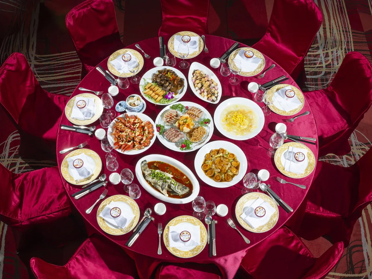 中式婚宴汇聚香宫粤菜精髓，端出鲍鱼、龙虾等十道式奢华宴席。以深厚底蕴与精湛火候，满足长辈与饕客的味蕾。台北远东香格里拉提供