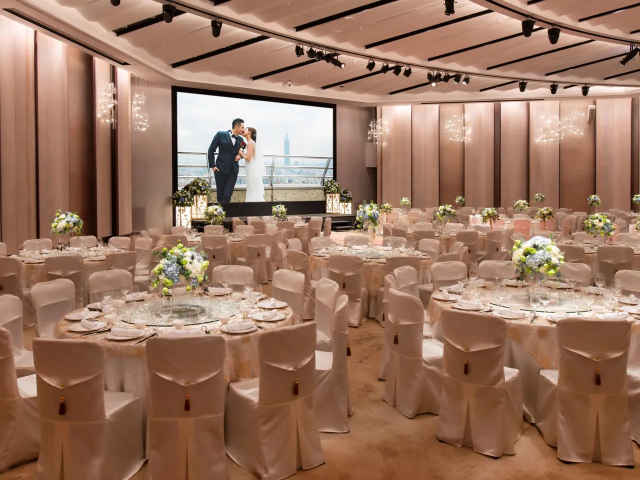 挑高气派的宴会厅是政商名流举办世纪婚礼的首选，2026年专案全面升级，无论是奢华排场或私密质感，皆能打造出独一无二的梦幻场地。台北远东香格里拉提供