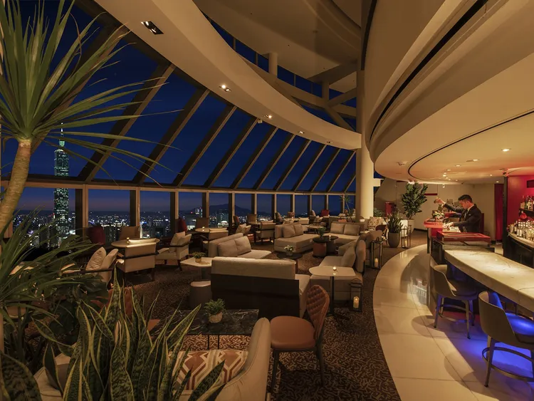 38樓馬可波羅酒廊坐擁無敵景觀，是舉辦婚後派對的絕佳場域。新人與賓客可在此盡情舉杯，享受專屬的微醺歡慶時刻。台北遠東香格里拉提供