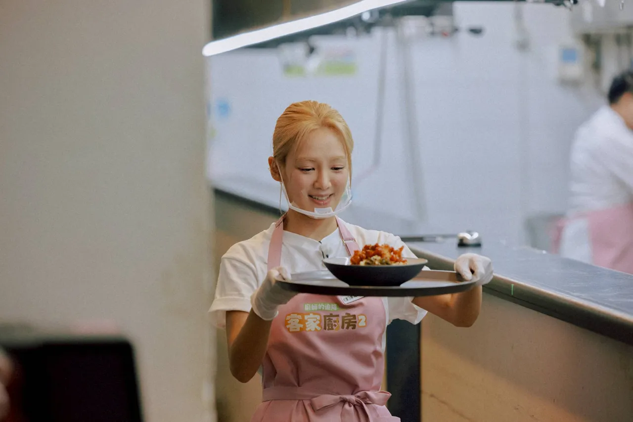 忙碌到孝渊走出厨房，亲自端菜。客家电视台提供