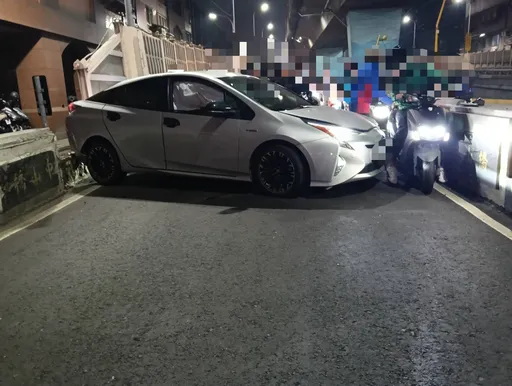 三重中山橋小客車打滑自撞　糗！打橫卡住車道