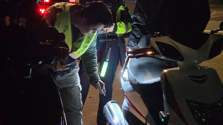 新店警方與環保局共同取締噪音車。翻攝畫面