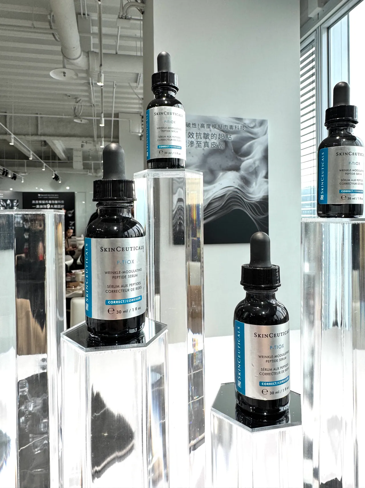 修麗可P-TIOX超胜肽抗皺極光精華，30ml／4990元。張家玲攝