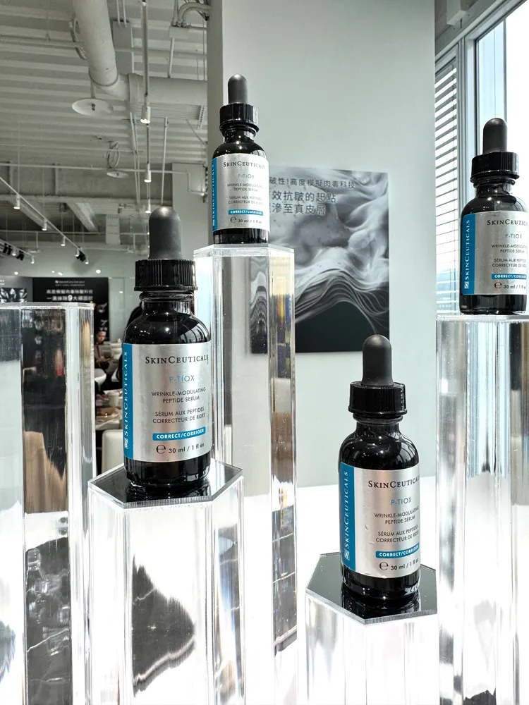 修麗可P-TIOX超胜肽抗皺極光精華，30ml／4990元。張家玲攝