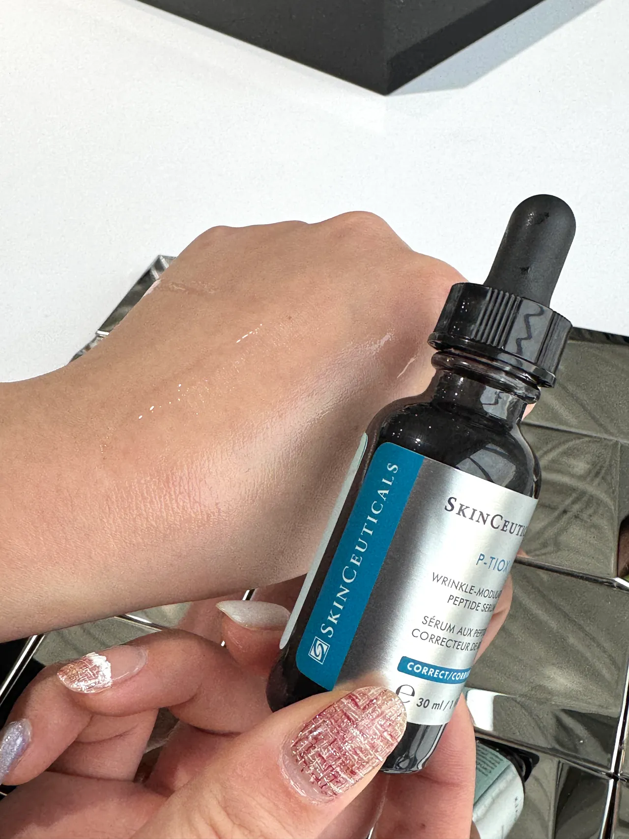 修麗可P-TIOX超胜肽抗皺極光精華質地。張家玲攝