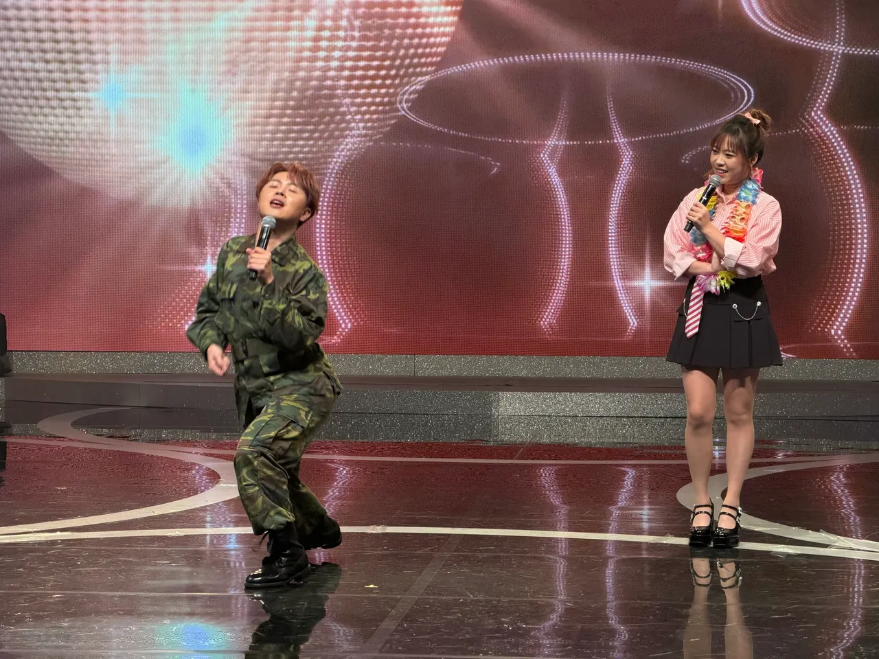 《综艺一级棒》陈孟贤(左)示范搞笑天兵刺枪术。中视提供