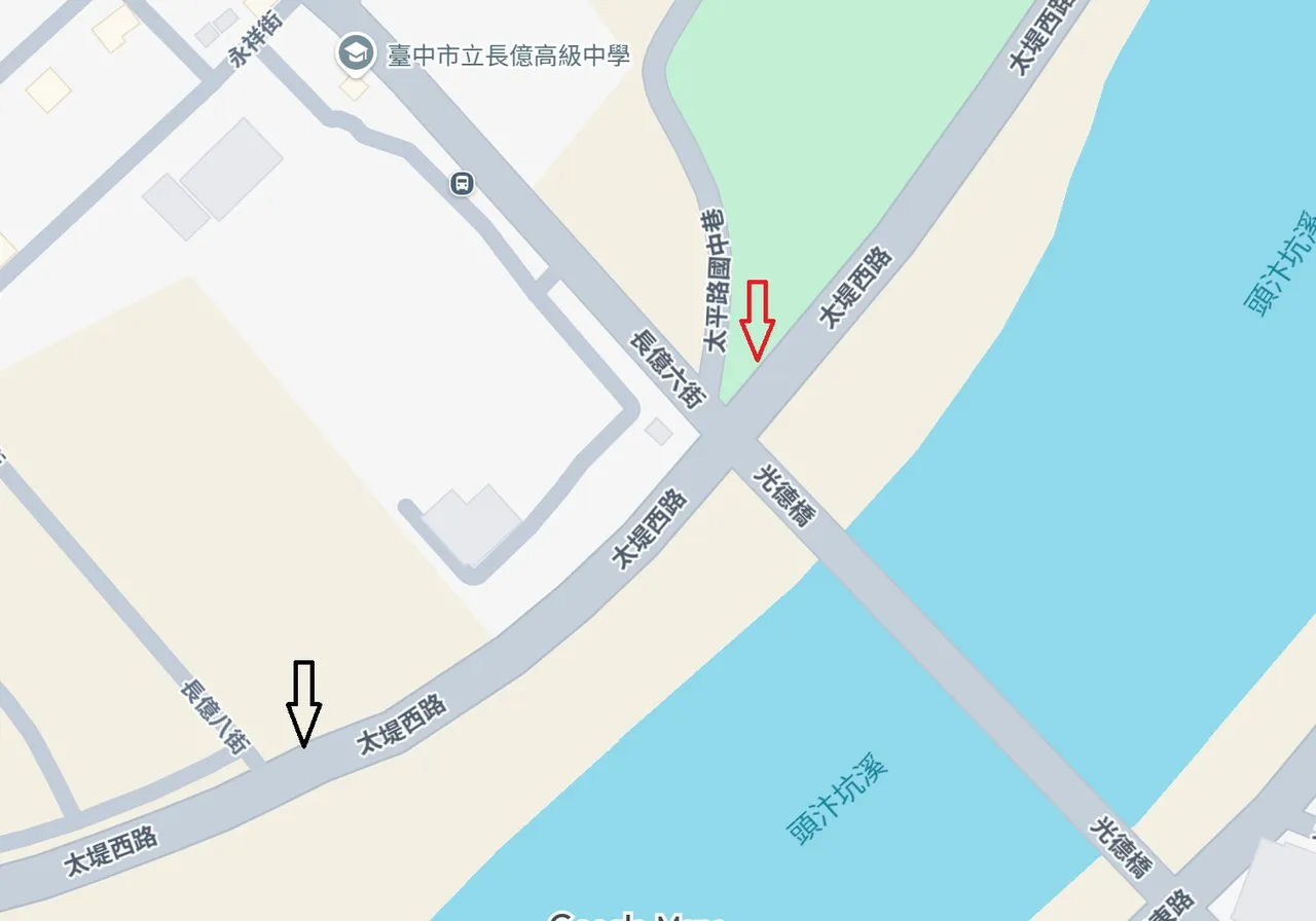 紅色箭頭為「警52」標誌地點，黑色箭頭為警方測速相機位置，張男從光德橋左轉太堤西路，看不到「警52」標誌，讓他抗罰成功。示意圖