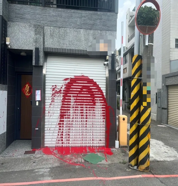 被害人住處被潑漆。翻攝畫面