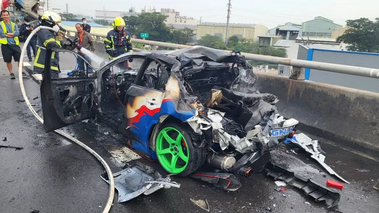 警消到場滅火，但車輛受損嚴重，最後燒成一堆廢鐵。民眾提供