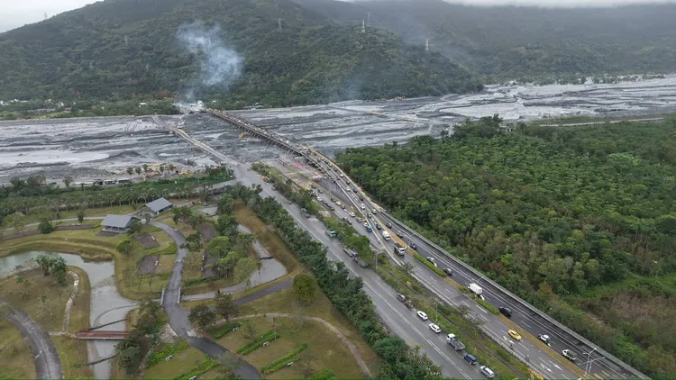 馬太鞍溪橋臨時涵管溪床便道封閉拆除，改道初期須配合速限40公里等。公路局提供