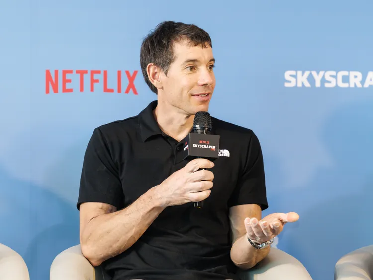 霍諾德攀爬台北101成功後出席記者會。NETFLIX提供