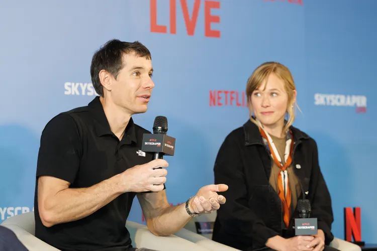 霍諾德與愛妻分享成功喜悅。NETFLIX提供