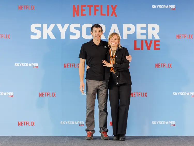 霍諾德緊摟老婆。NETFLIX提供