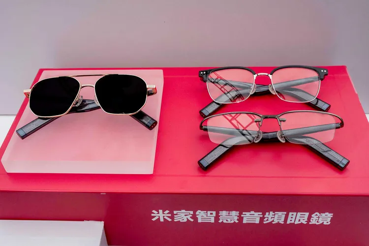 米家智慧音頻眼鏡主打音訊應用定位，推出多款鏡框設計，將通話、錄音與開放式聆聽功能整合於鏡腳之中，外型近似一般眼鏡，未內建相機或拍照、錄影等影像功能，鎖定通勤、工作與日常配戴情境使用。小米提供