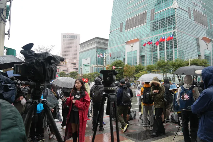 美國極限攀岩家Alex Honnold原定今（24）日挑戰徒手攀爬台北101，因天候不佳活動臨時延期，信義區現場清晨已聚集不少媒體與民眾冒雨守候。彭欣偉攝