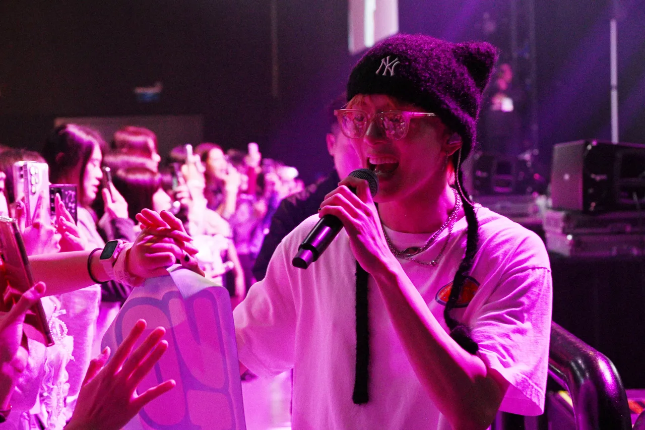 VERIVERY走下台繞場，岡旻近距離與粉絲握手。寬寬整合行銷提供