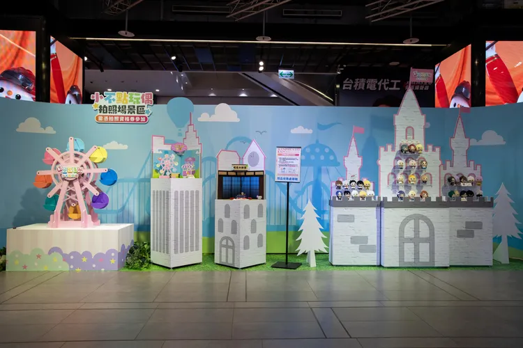 「小不點玩偶娃用場景」區設有日本空運來台的「旋轉摩天輪」，首次亮相的「和風小部屋」、「小不點樂園」共三座精緻布景。業者提供