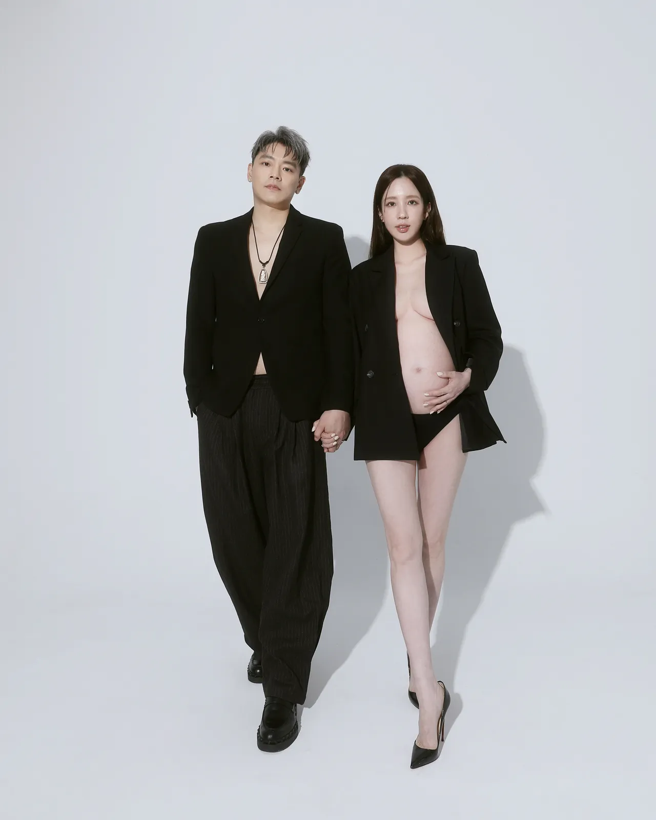 愛雅（右）和老公感謝肚中兒子貼心。愛雅辣呦提供