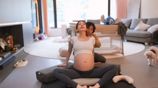 愛雅挺8個月孕肚超前部署　「被寶寶頂到肋骨」孕後期狀態曝光