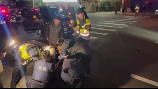 「猛男舞者」持双刀拦车挥砍　拒捕5警伤！警鸣枪搜出丧尸烟弹