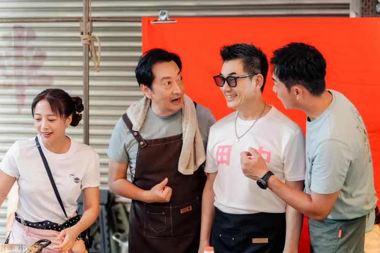 任賢齊（中）身為彰化田中的大明星，帶領夥伴們見證難得一見的媽祖遶境，，毫無天王架勢。好看娛樂提供