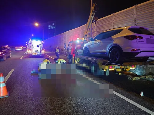 國1南40.6公里林口段嚴重車禍　故障車駕駛下車遭撞！命危送醫