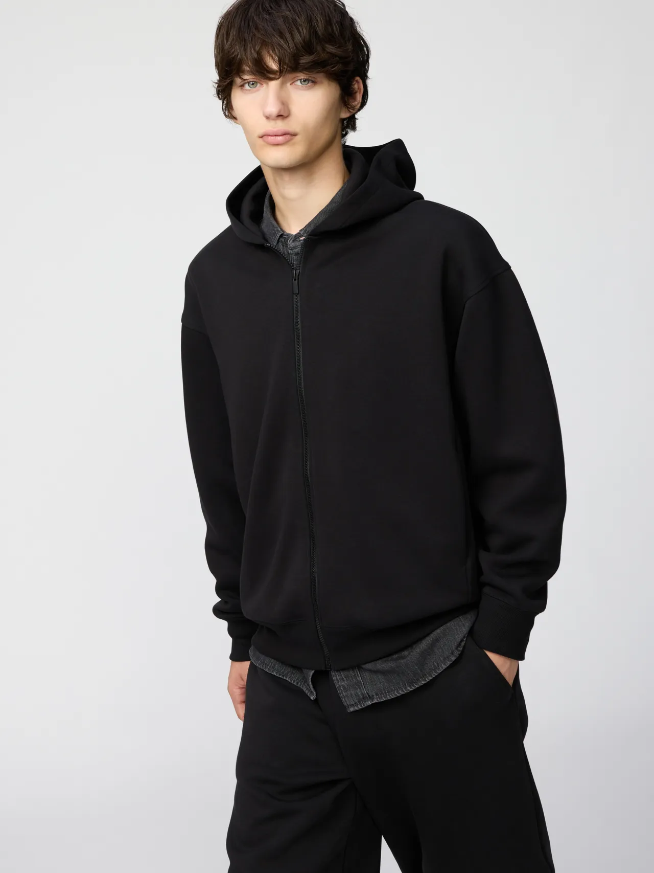 UNIQLO男女適穿寬版休閒連帽外套，1290元。品牌提供