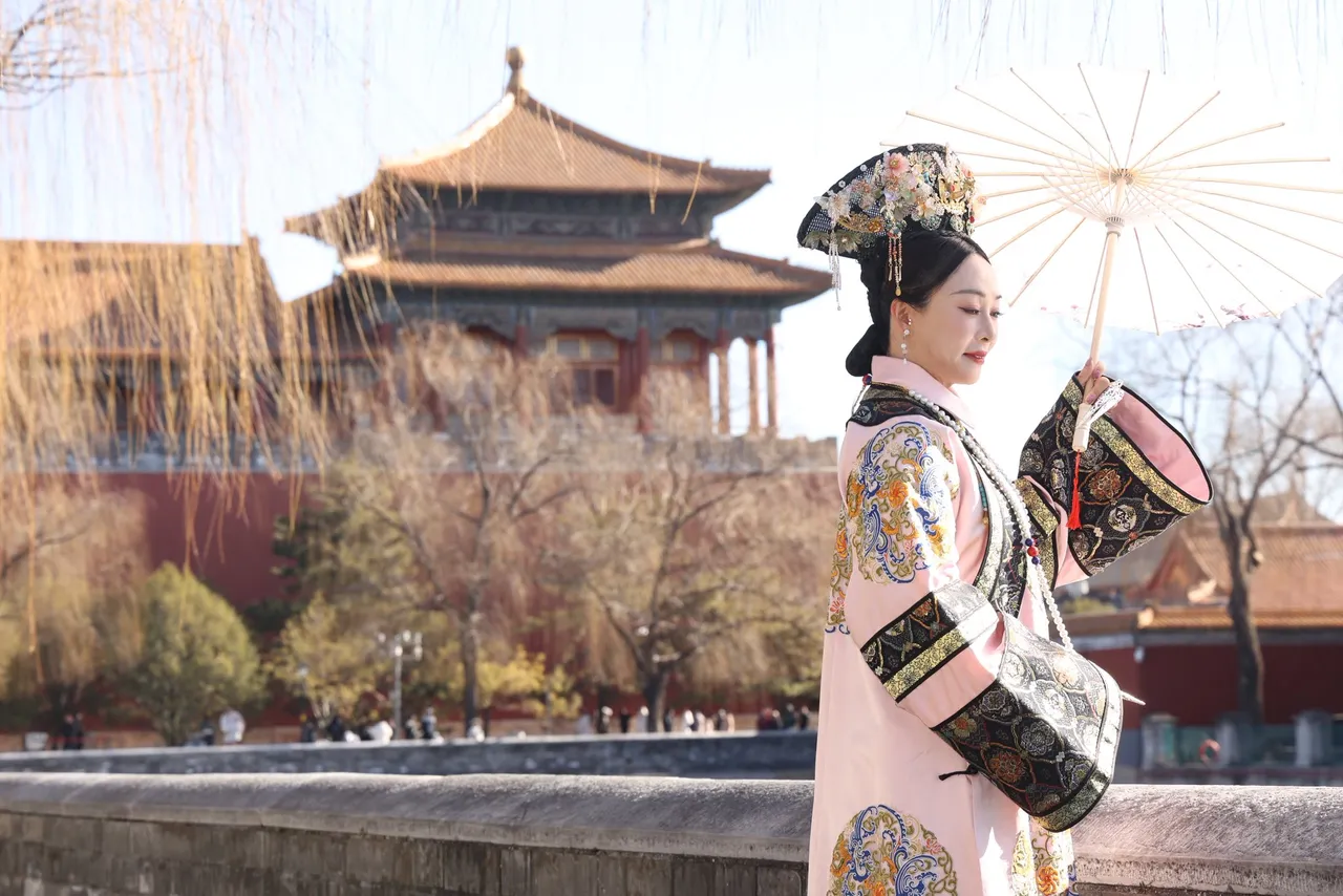 路永佳穿上旗服拍照。翻摄路永佳脸书