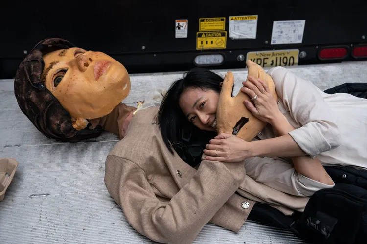 桂綸鎂接受人偶戲特訓。甲上提供