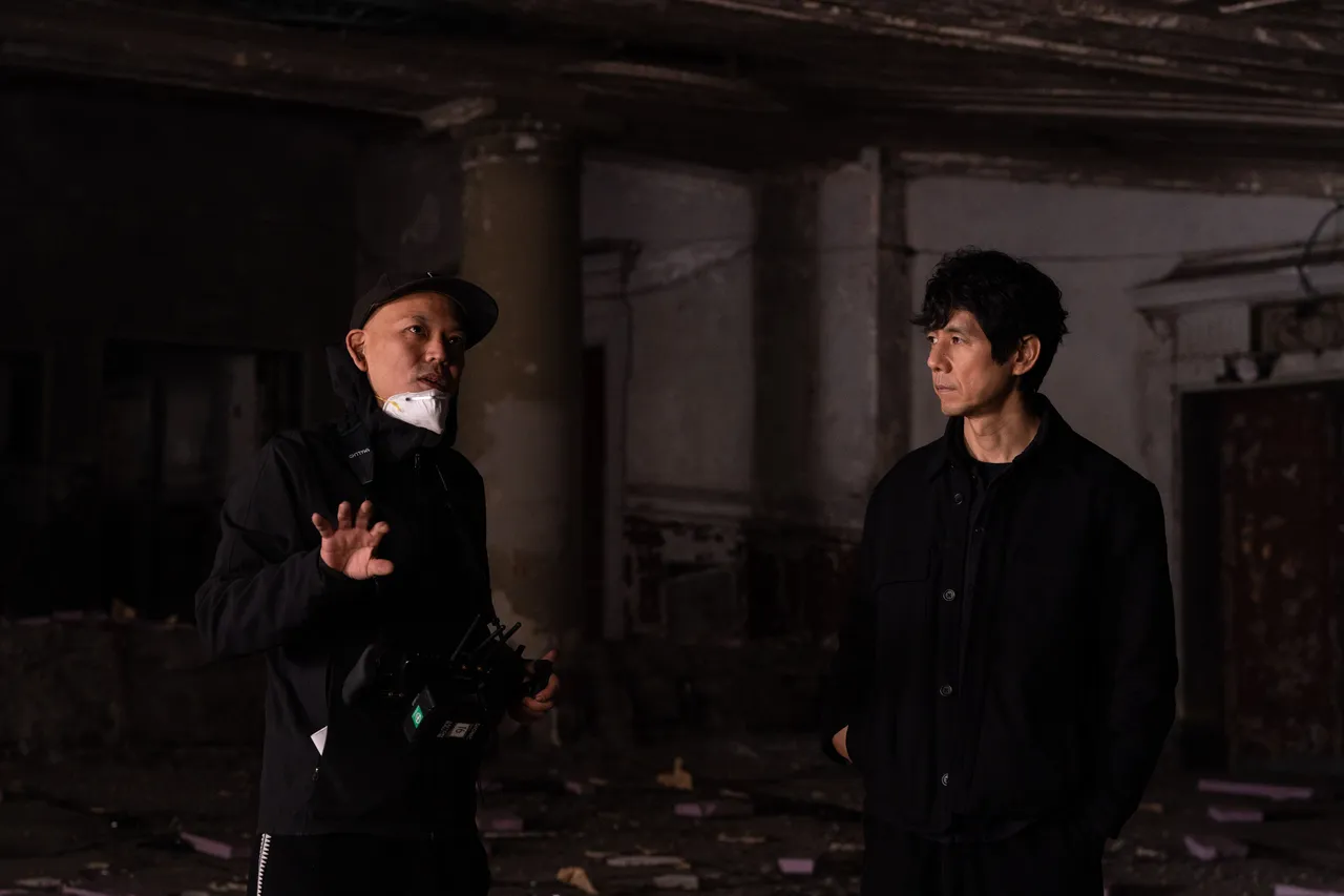導演真利子哲也(左)與西島秀俊工作花絮。甲上提供